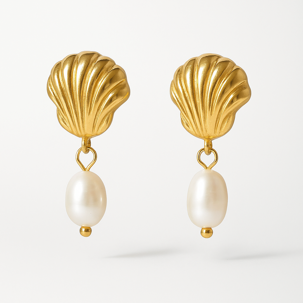 Aretes Playa Conchal – Diseño Marino con Concha Dorada Satinada y Perla Natural Blanca