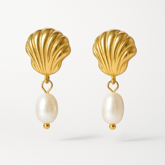 Aretes Playa Conchal – Diseño Marino con Concha Dorada Satinada y Perla Natural Blanca