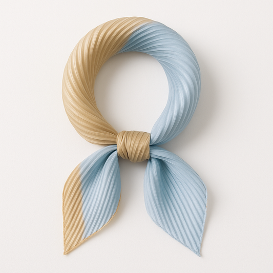 Pañuelo Verona – Seda plisada bicolor en azul cielo y beige cálido con diseño minimalista y sofisticado.
