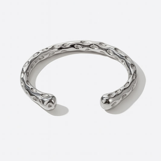 Brazalete Olimpo Plateado Martillado – Acero de Titanio, Diseño Minimalista y Atemporal