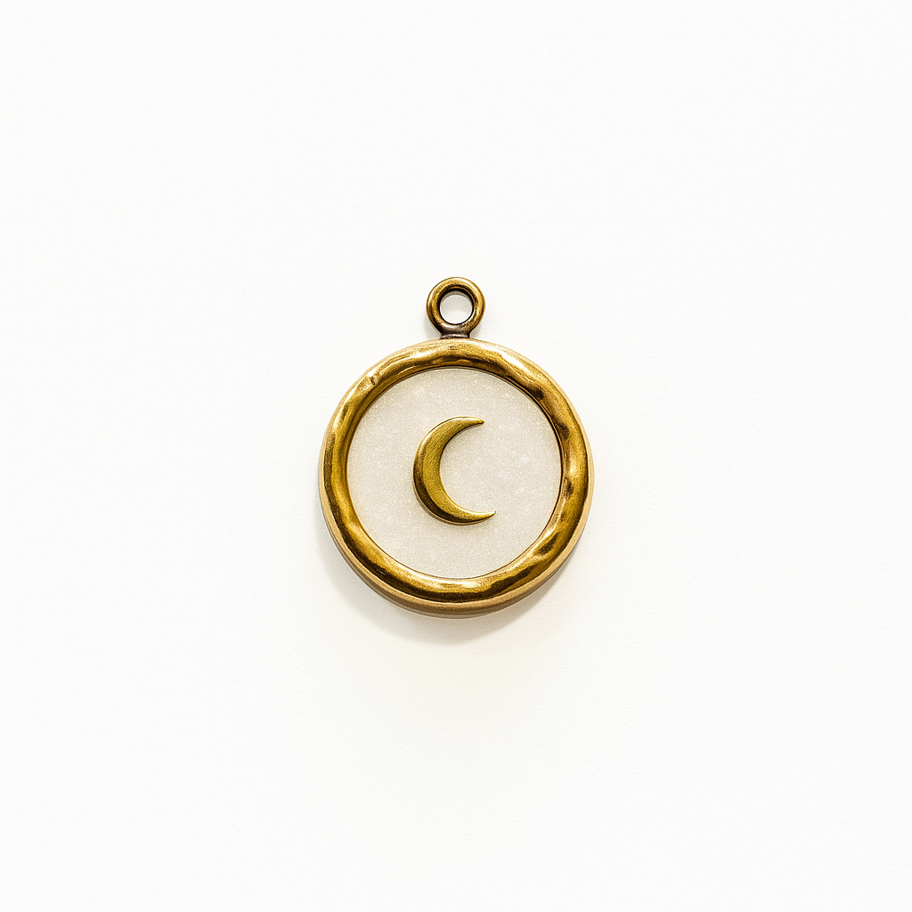 Charm Luna Dorada – Diseño Circular en Titanio Dorado con Media Luna en Relieve y Fondo Nacarado