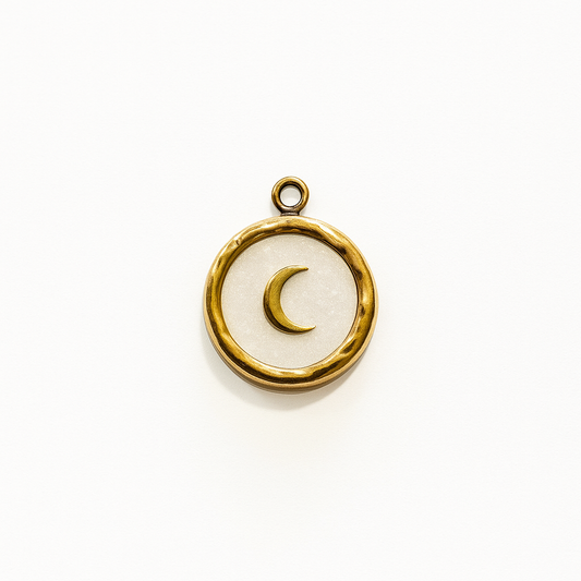 Charm Luna Dorada – Diseño Circular en Titanio Dorado con Media Luna en Relieve y Fondo Nacarado