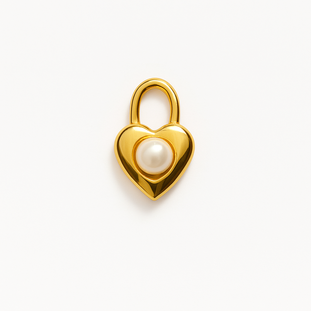 Charm Candado Corazón – Diseño en Titanio Dorado Brillante con Perla Blanca Central