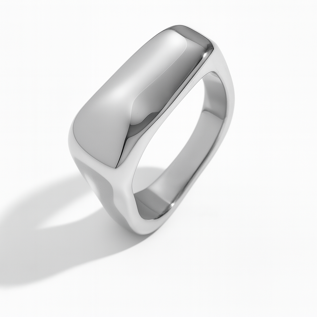 Anillo Menorca Cuadrado Plateado – Acero de Titanio Puro con Diseño Minimalista