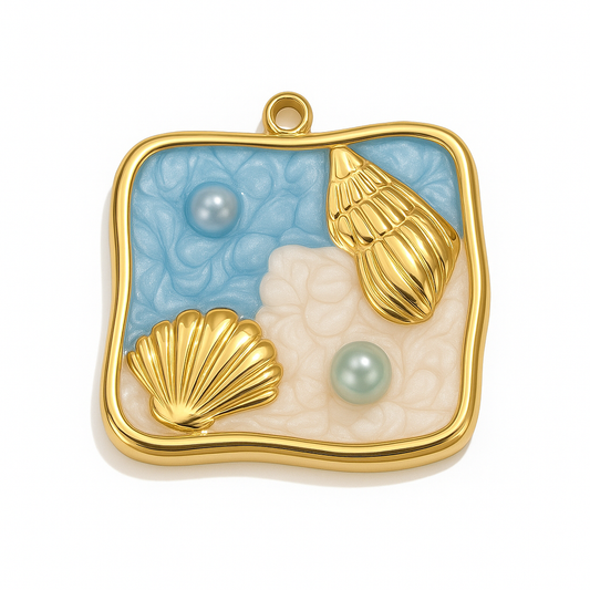 Charm Escena Marina Dorado – Diseño Cuadrado en Titanio con Conchas Doradas y Perlas Nacaradas