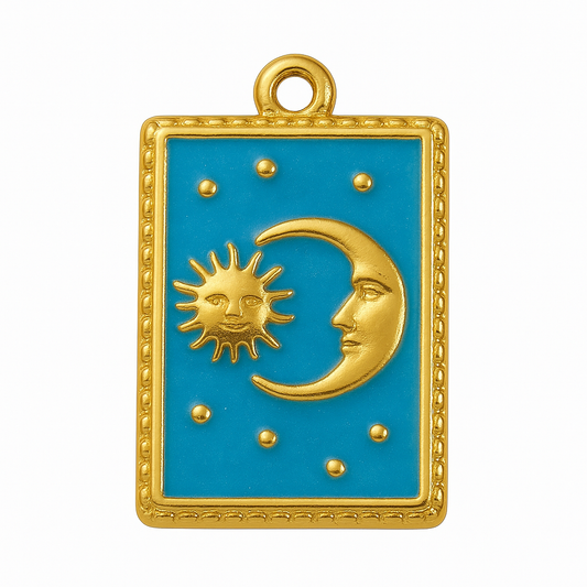 Charm Grande Sol y Luna Celestial – Diseño Rectangular en Titanio Dorado con Esmalte Azul Turquesa y Relieve en Oro