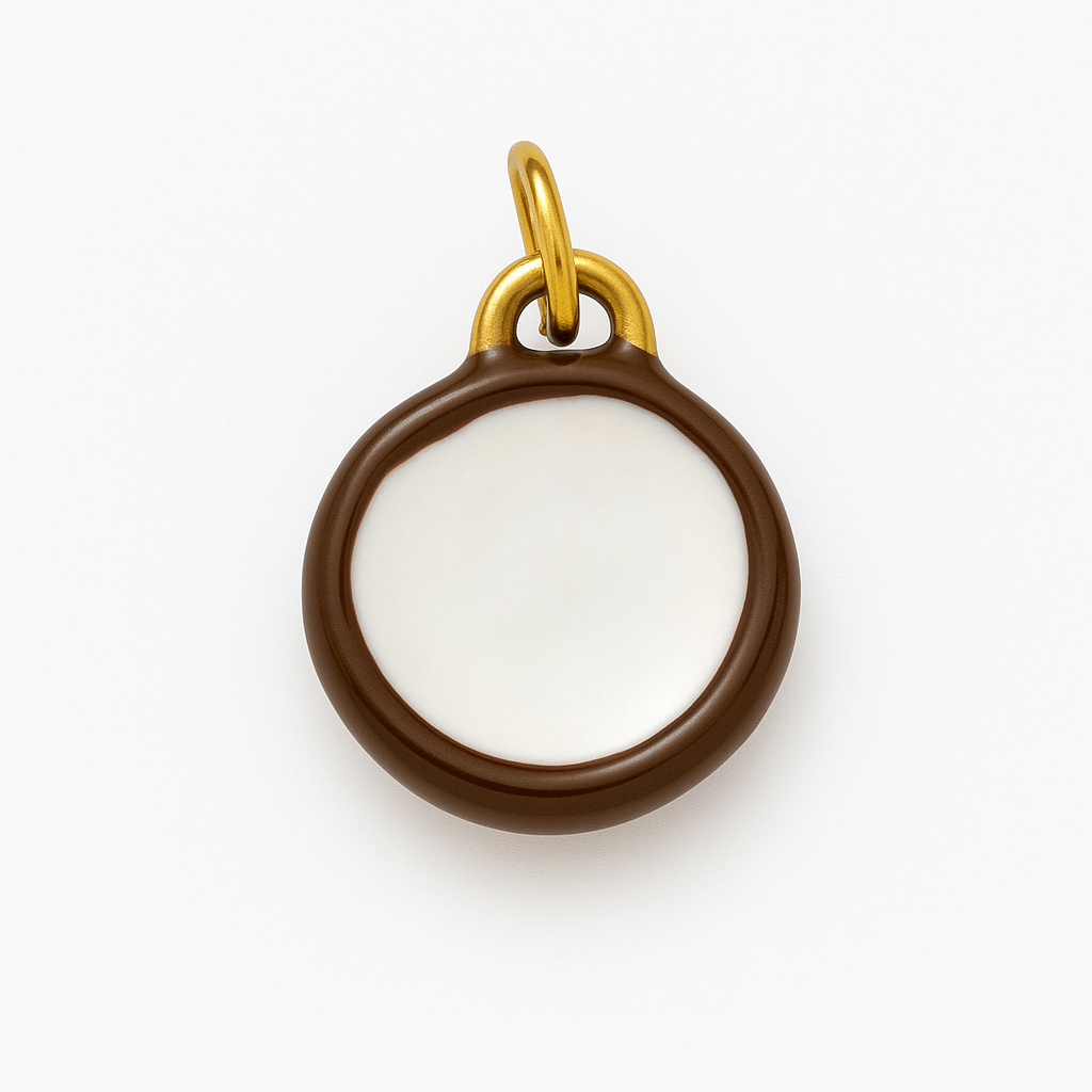 Charm Coco Dorado – Diseño Circular en Titanio con Esmalte Marrón y Blanco Perlado