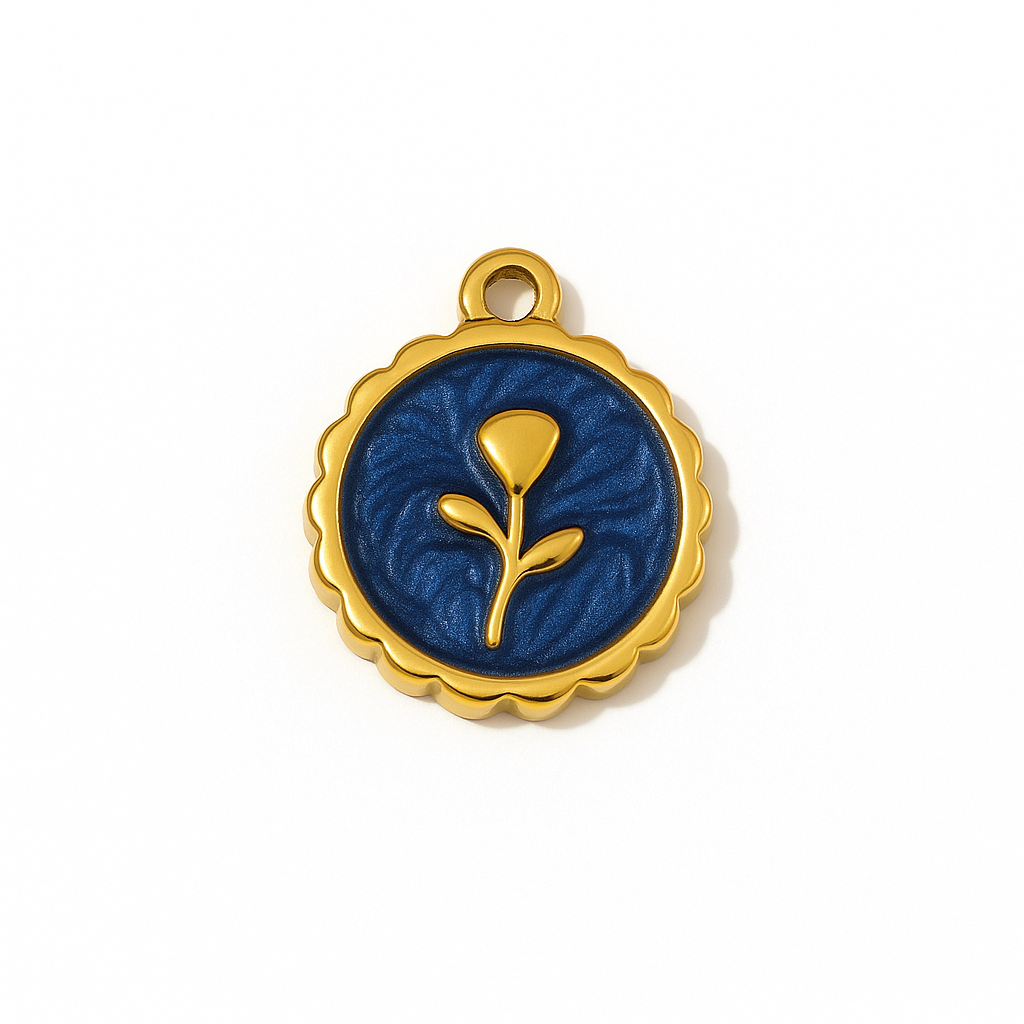 Charm Flor Azul Dorado – Diseño Redondo en Titanio con Fondo Azul Nacarado y Relieve Floral DoradoCharm Flor Azul Dorado – Diseño Redondo en Titanio con Fondo Azul Nacarado y Relieve Floral Dorado
