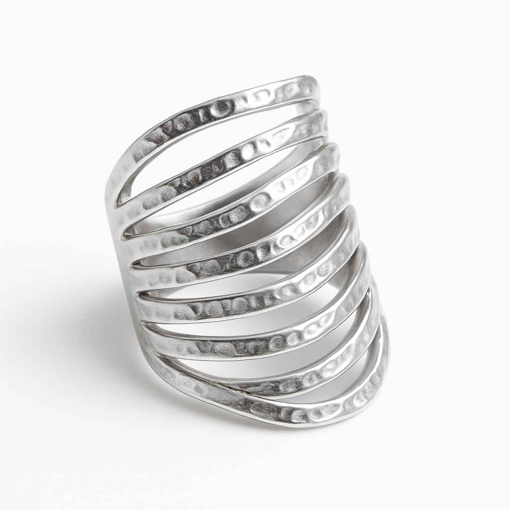 Anillo Plateado Cerrado de Acero de Titanio con Diseño Martillado  Joya Texturizada Talla Única