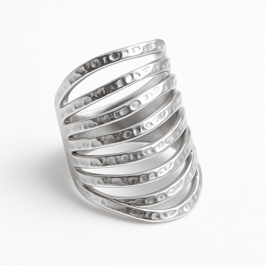Anillo Plateado Cerrado de Acero de Titanio con Diseño Martillado  Joya Texturizada Talla Única