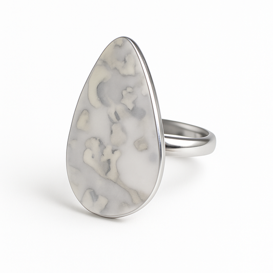 Anillo Lágrima Plateado de Acero de Titanio Ajustable Diseño Moderno con Acabado Jaspeado