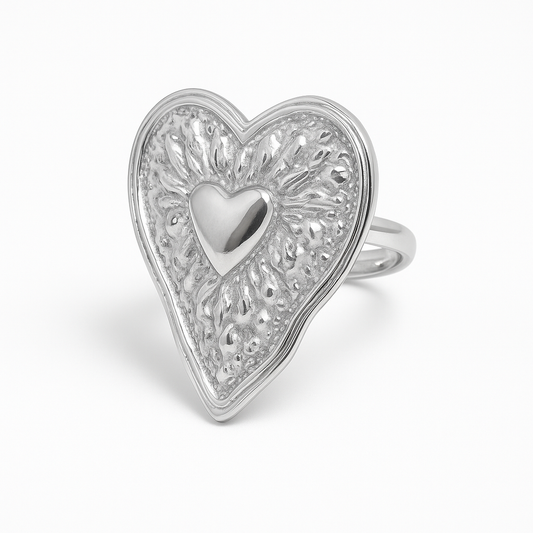 Anillo Corazón Texturizado de Acero de Titanio Plateado Joya Ajustable con Diseño Romántico y Moderno