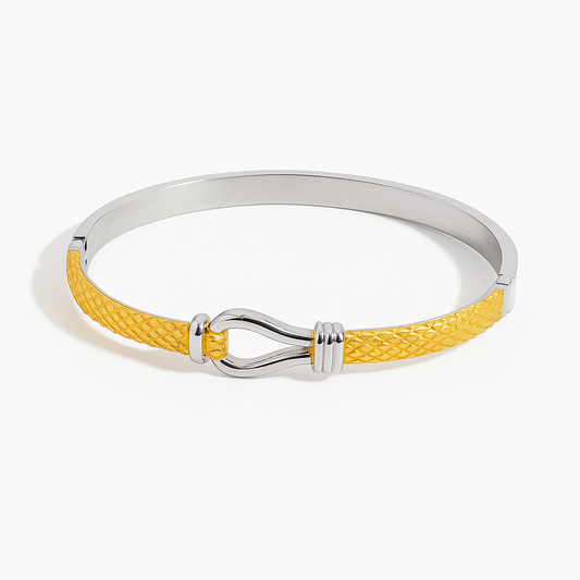 Brazalete Bariloche de Acero de Titanio – Plateado con Detalles Dorados y Cierre de Click