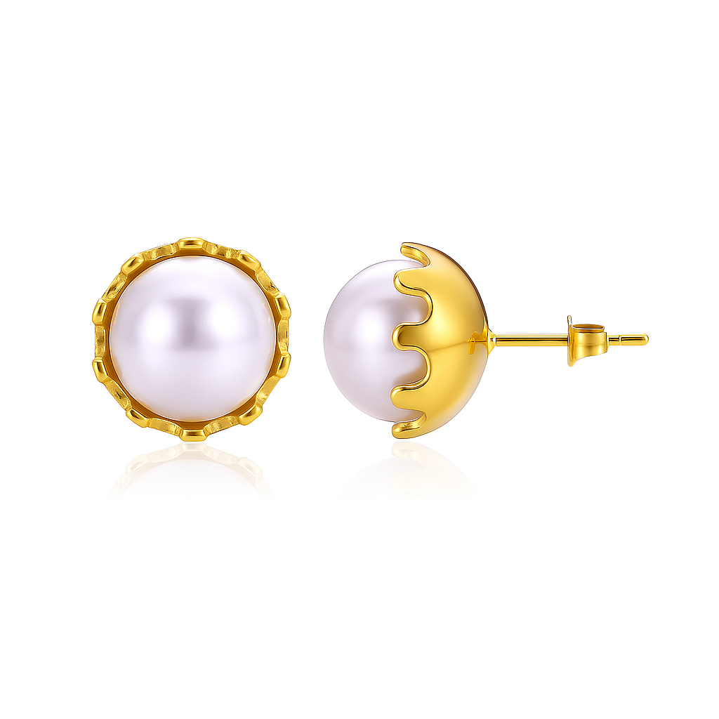 Aretes Borla – Diseño Clásico en Titanio Dorado con Perla Blanca y Engaste Tipo Corona