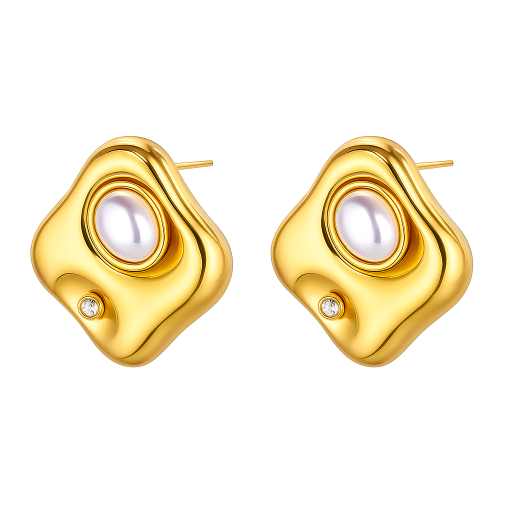 Aretes Bambi – Diseño Orgánico en Titanio Dorado con Perla Blanca Ovalada y Circonio Brillante