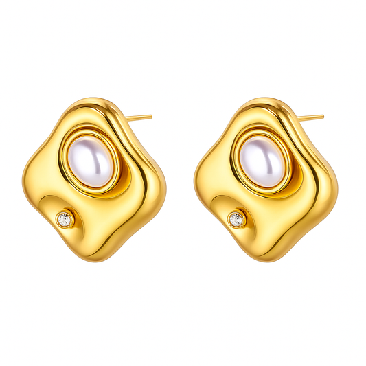 Aretes Bambi – Diseño Orgánico en Titanio Dorado con Perla Blanca Ovalada y Circonio Brillante