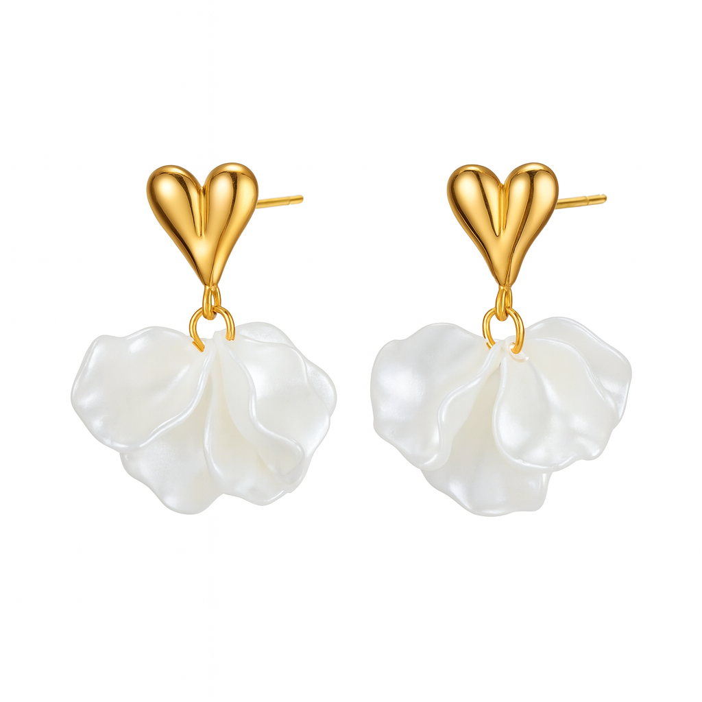 Aretes Casandra – Diseño Romántico en Titanio Dorado con Corazón y Pétalos Nacarados