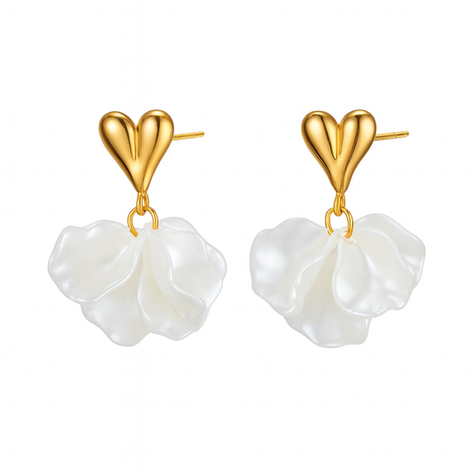 Aretes Casandra – Diseño Romántico en Titanio Dorado con Corazón y Pétalos Nacarados