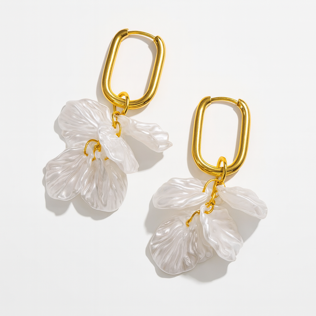 Aretes Bossa – Diseño Floral con Argolla Dorada Ovalada y Pétalos Nacarados Translúcidos