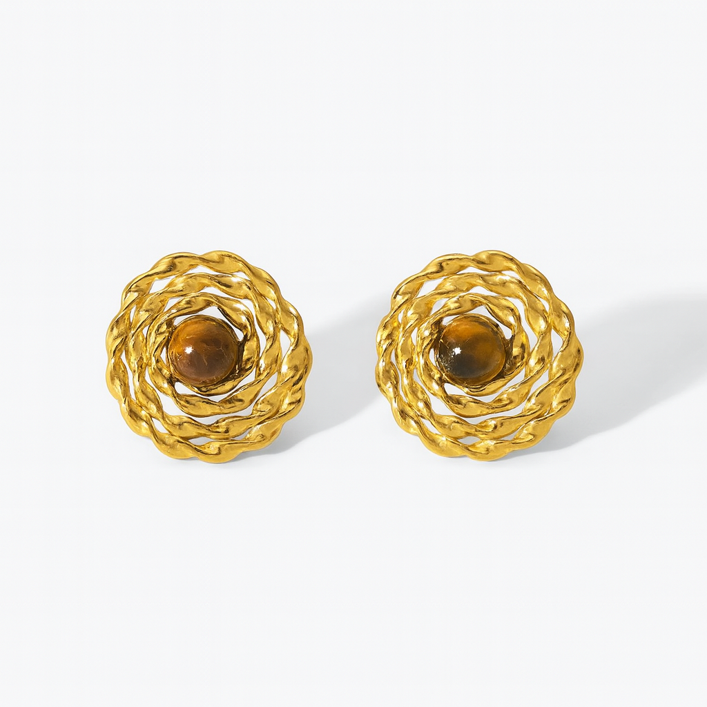 Aretes Mary – Diseño Floral en Dorado con Piedra Central Ámbar Miel