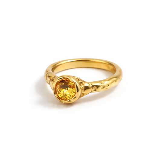 Anillo Martillado Dorado con Piedra Ámbar