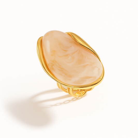 Anillo Trópico Beige Dorado – Diseño Orgánico en Titanio con Piedra Irregular en Tono Beige Nacarado