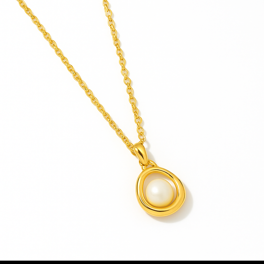 Collar Atenea – Diseño Minimalista en Titanio Dorado con Dije Redondo y Perla Natural