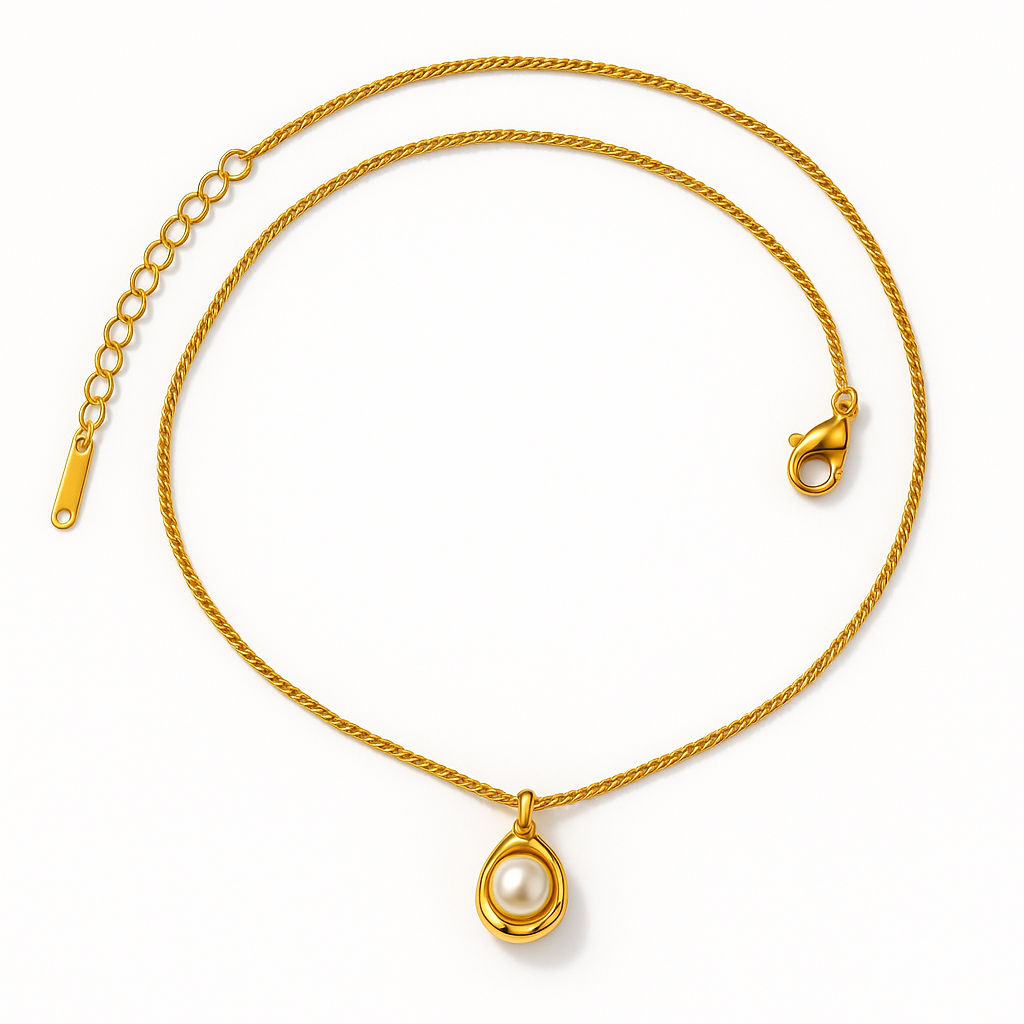 Collar Clara Dorado – Diseño Atemporal en Titanio con Perla Blanca y Cadena Trenzada