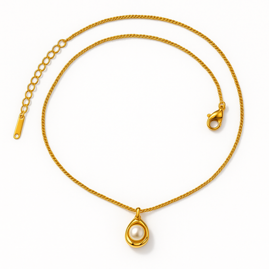 Collar Clara Dorado – Diseño Atemporal en Titanio con Perla Blanca y Cadena Trenzada