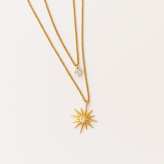 Collar Pollenza de Doble Cadena – Dorado con Sol y Destello en Acero de Titanio