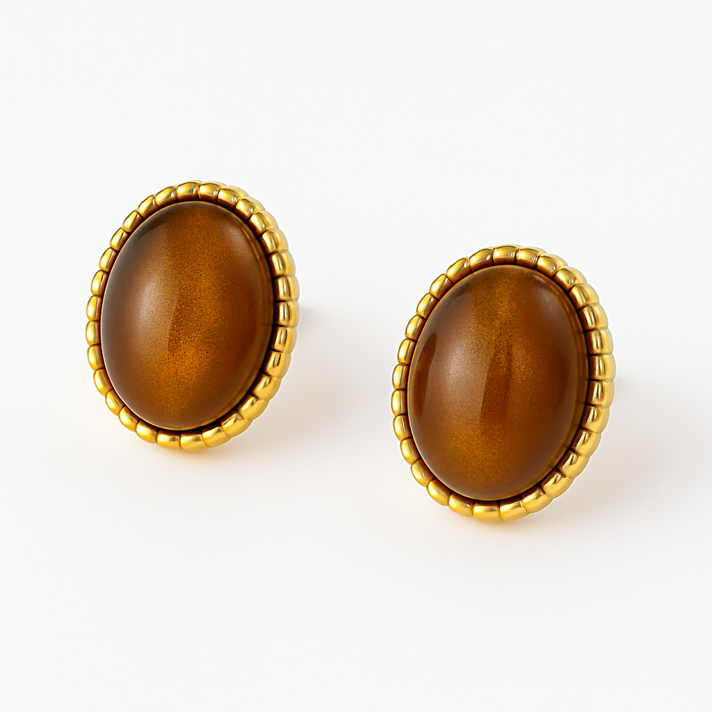 Aretes Abril – Diseño Ovalado en Titanio Dorado con Piedra Ámbar y Detalle de Esferas en Relieve