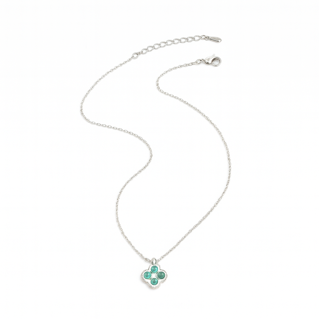 Collar Ireland – Diseño Plateado con Dije de Trébol y Piedras Verdes de Inspiración Natural