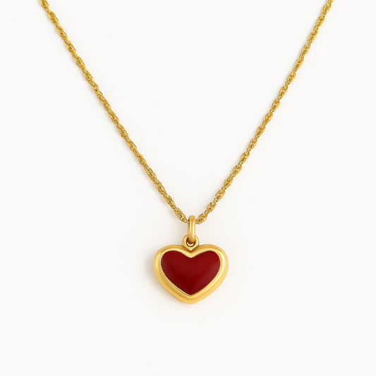 Collar Amor Mío – Diseño Romántico en Titanio Dorado con Dije de Corazón Rojo