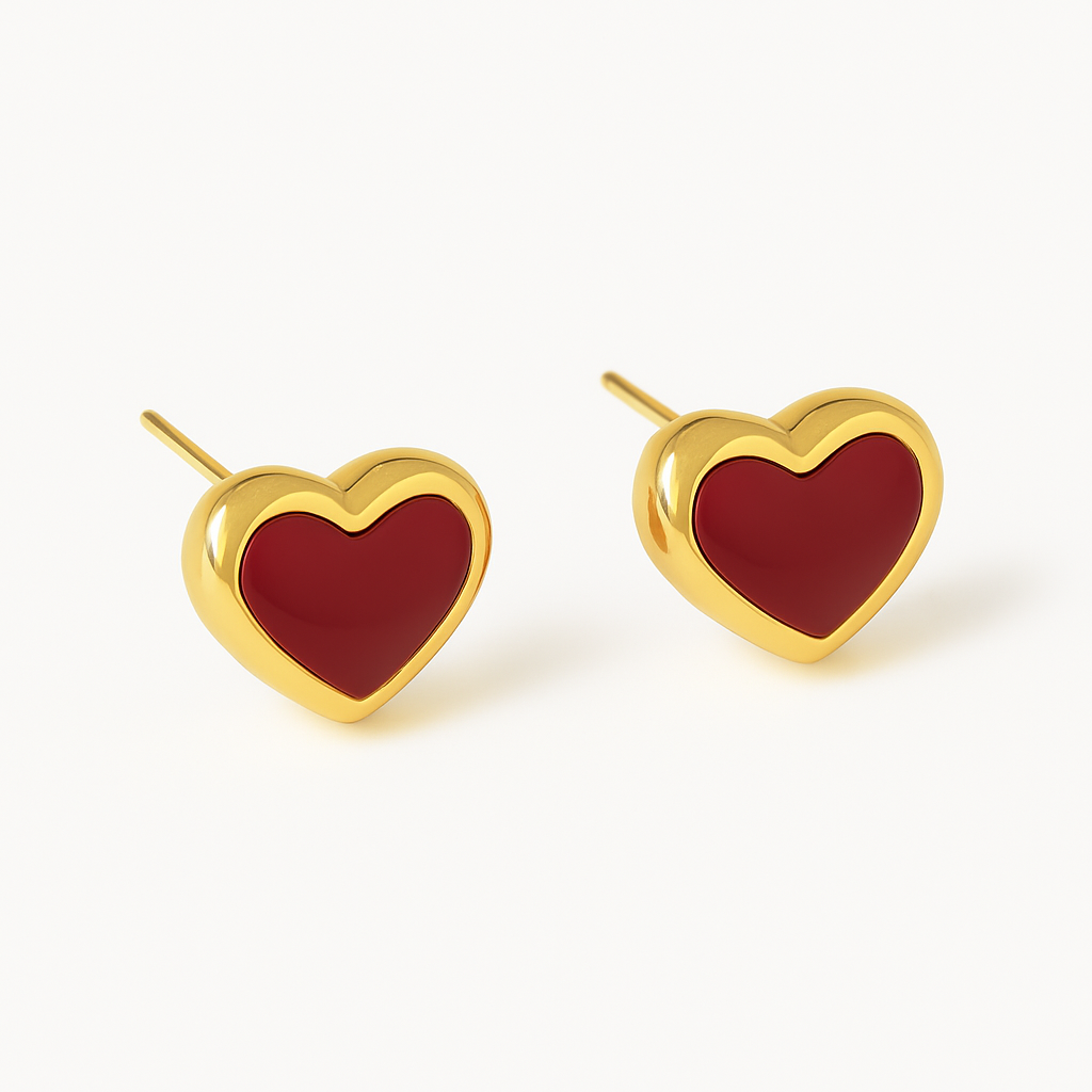 Aretes Amor Mío – Diseño Romántico en Titanio Dorado con Corazón Esmaltado en Rojo Intenso