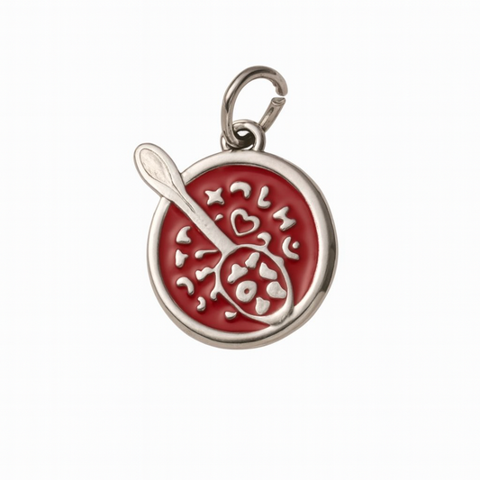 Charm Sopa de Letras Roja y Plateada Mediana – Acero de Titanio