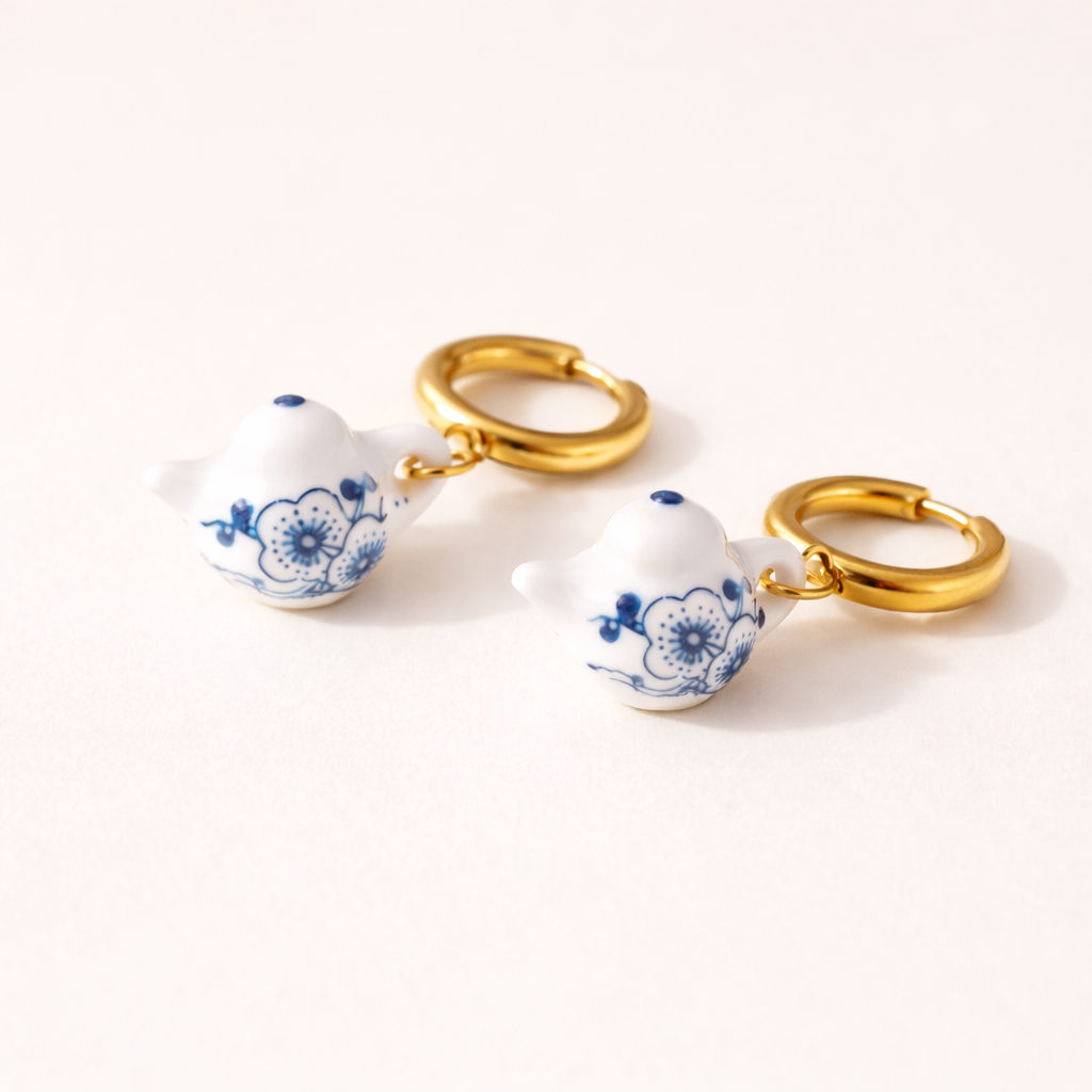 Aretes Tetera Azul – Argollas Doradas con Dije de Porcelana