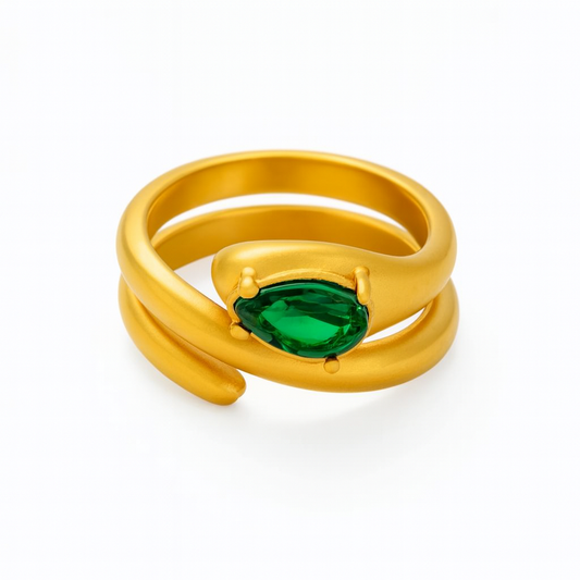 Anillo Mamba – Diseño Envolvente en Acero de Titanio Dorado con Gema Verde Esmeralda Talla Pera