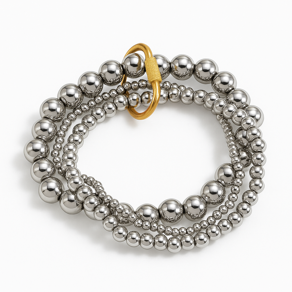 Brazalete Savage – Diseño Moderno en Esferas Plateadas y Aro Dorado Texturizado