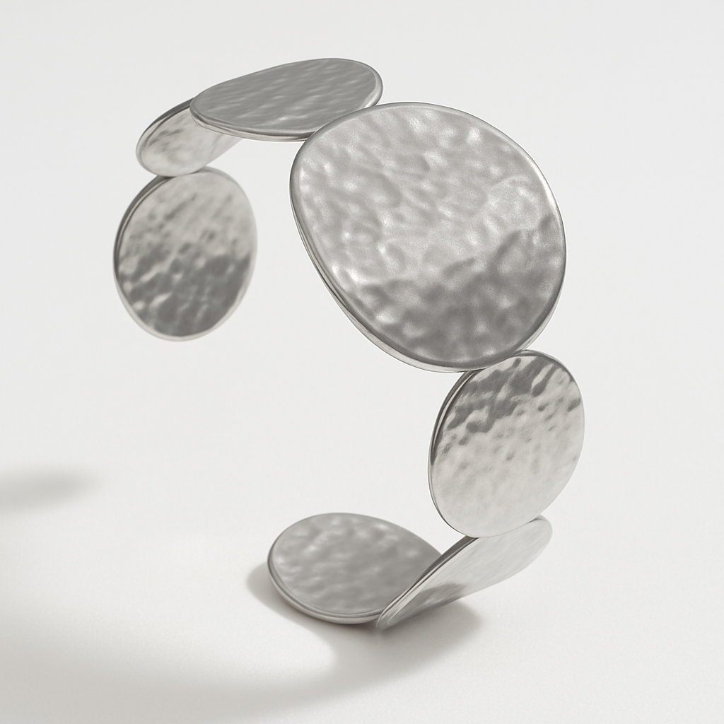 Brazalete Carlina – Diseño Escultórico de Discos Martillados en Dorado o Plateado