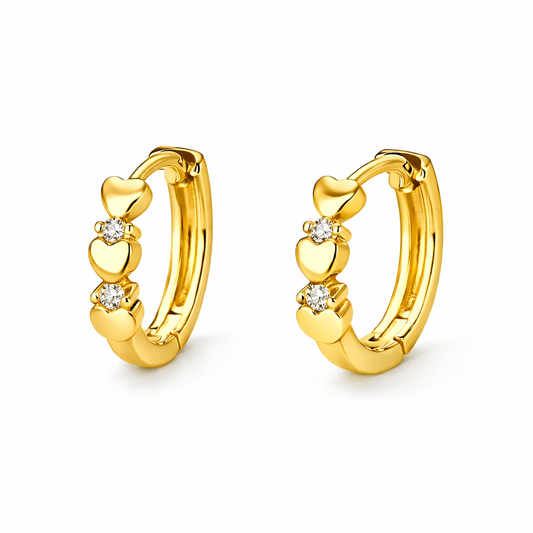 Aretes Juli – Mini Argollas Doradas con Corazones y Zirconias en Acero de Titanio
