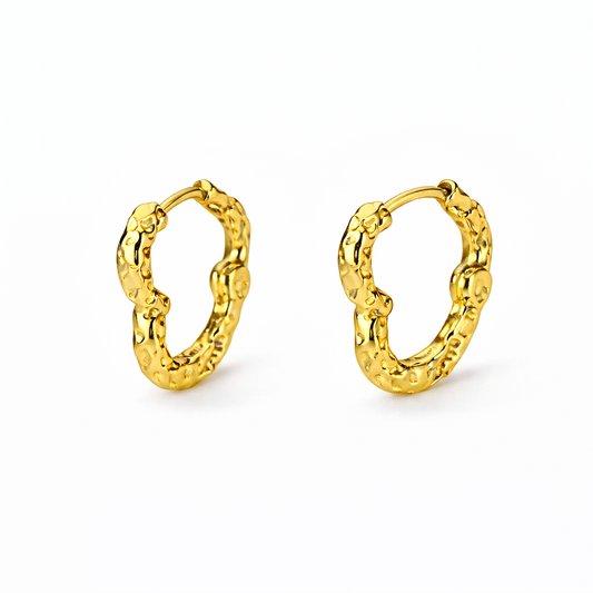 Aretes Corazón Plateados – Argollas Pequeñas De 10mm Texturizadas en Acero de Titanio