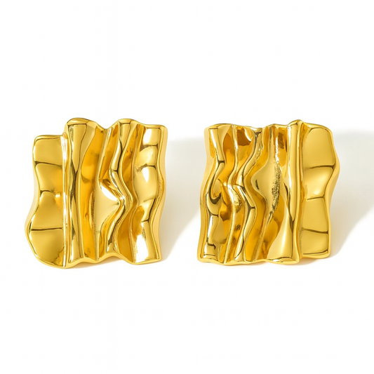 Aretes California – Diseño Escultórico con Pliegues Orgánicos en Dorado y Plateado