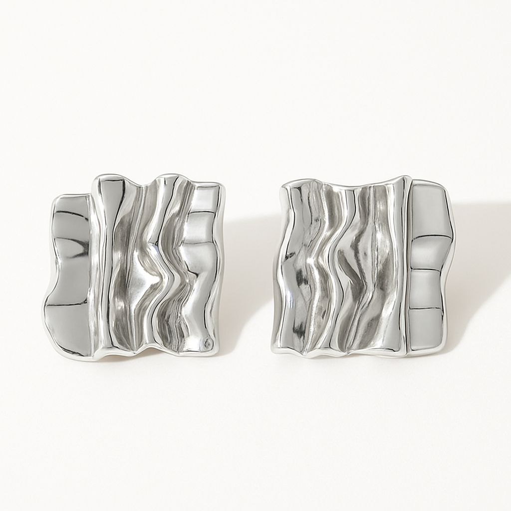 Aretes California – Diseño Escultórico con Pliegues Orgánicos en Dorado y Plateado