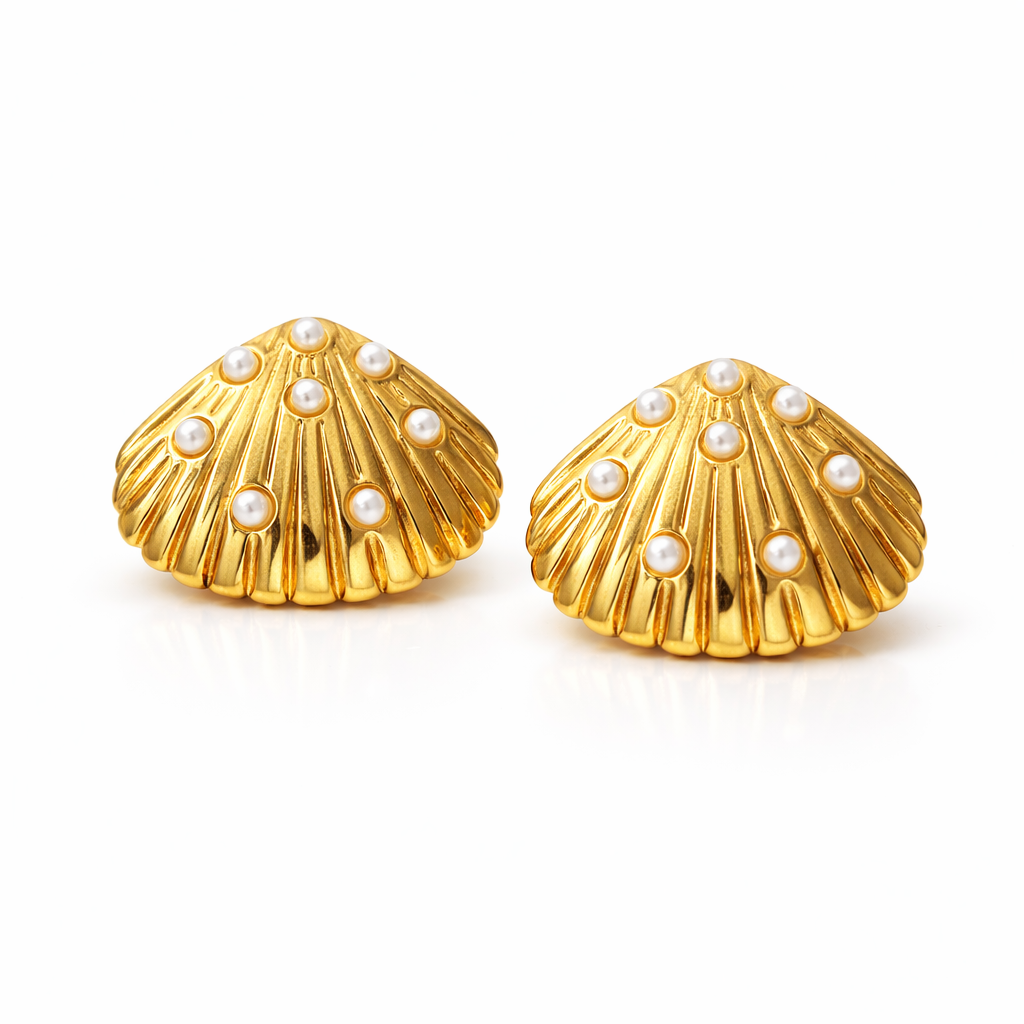 Aretes Conchal – Studs Grandes Escultóricos Dorados con Perlas Sintéticas Incrustadas
