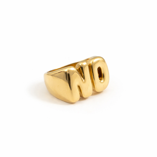 Anillo NO – Diseño Con Tipografía Burbuja en Acero de Titanio Dorado