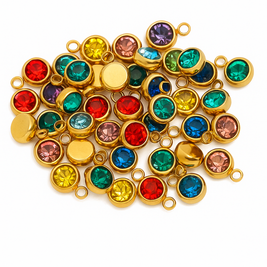 Charm Perla Azul Mar, Rojo Pasión, Verde Esmeralda y Blanco Reluciente – Elegancia Delicada en Acero Dorado