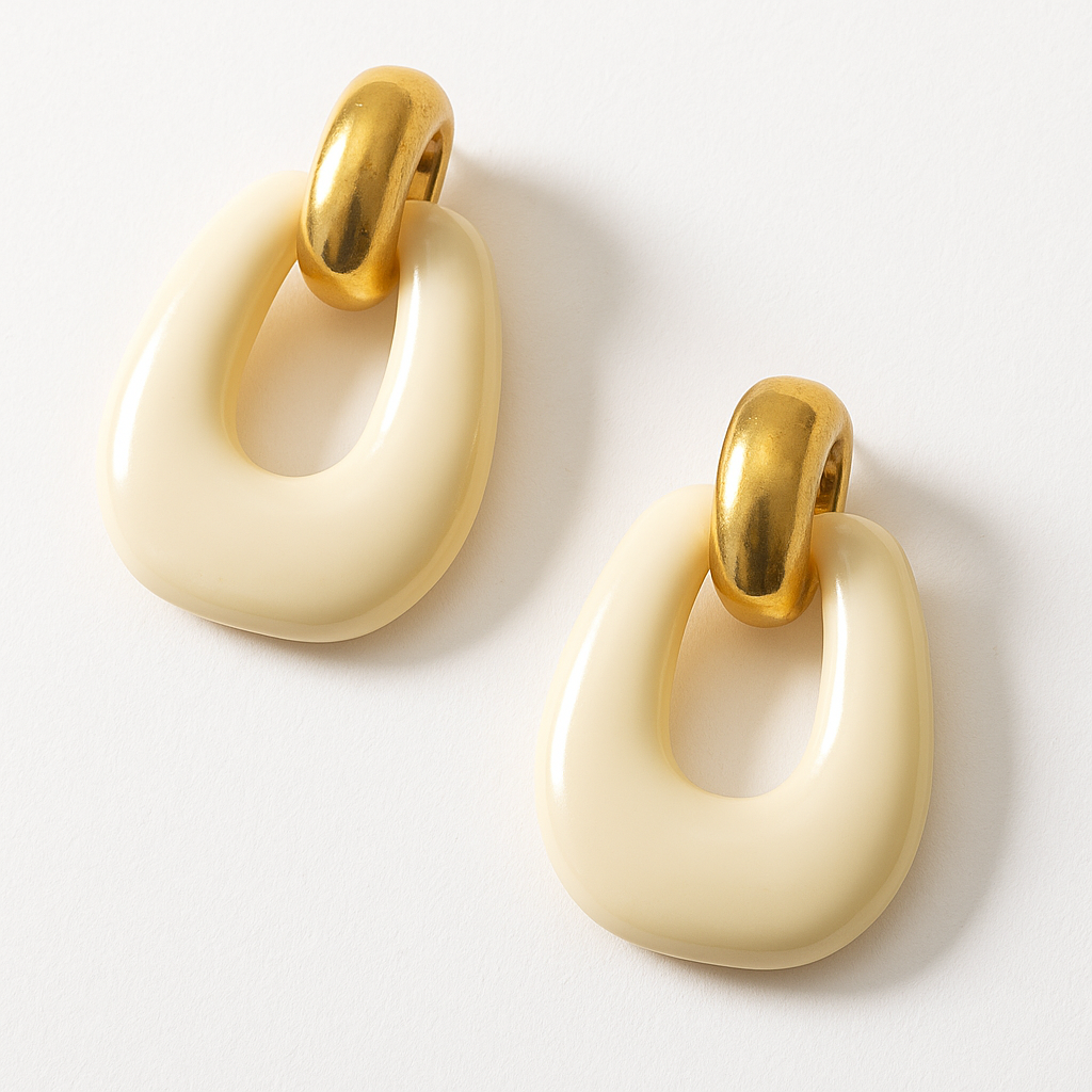 Aretes Leana – Diseño Geométrico en Acero Inoxidable con Resina Marfil y Ámbar, Estilo Retro Chic