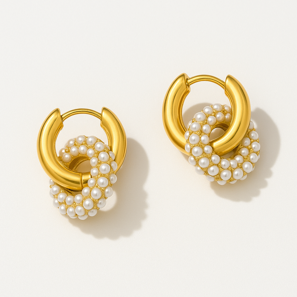 Aretes Catalina – Diseño Escultórico en Titanio Dorado con Perlas, Verde Esmeralda o Circonitas Blancas