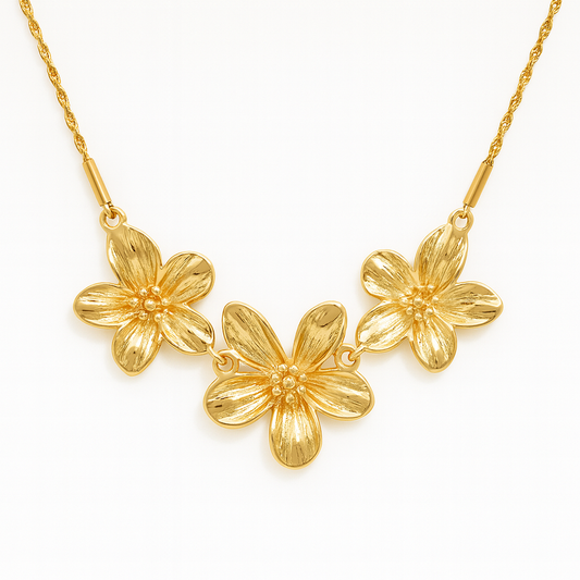 Collar Florentina – Tres Flores con Detalle Brillante en Acero de Titanio