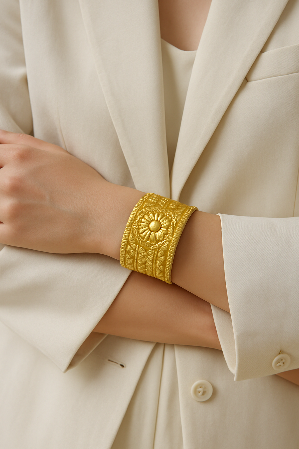 Brazalete Marchena Dorado – Ancho, Ajustable y con Estilo Clásico Étnico